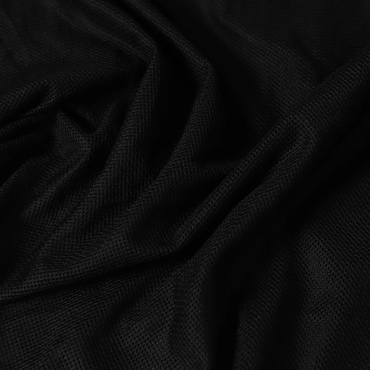 P360 STONE ISLAND black metal nylon jacket Lapel zipper design Breathable mesh inside Made of customized metal nylon fabric Cost is quite high Y-shaped cross-section Fastness level 3 or above Windproof, anti-splash, anti-static Garment dyeing technology gives a unique light metallic luster Simple and elegant design Compass mark on the left chest Left sleeve logo Uniform for men and women Suitable for daily commuting Size: S M L XL
